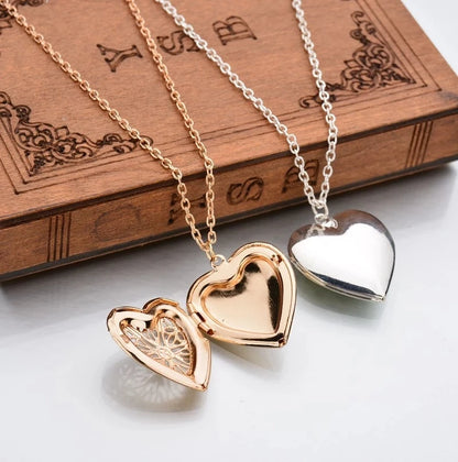 Hollow Engraved Sweet Peach Heart Love Chain Necklace for Woman Opening and Closing Heart Shaped Photo Box Pendant Necklace Gift